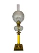 Petroleumslampe af messing med hvid opal skærm og gul glas stamme, fra omkring 1860. Lampen er i ...