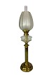 Petroleumslampe af messing med glasskærm fra omkring 1860. Lampen er i flot antik stand. 73 x ...