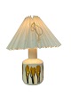 Bordlampe dekoreret med blomster af Bing og Grøndahl, model 6714/2102, fra 1960erne. Lampen er i ...