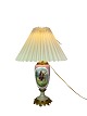 Bordlampe af porcelæn med motiv og bronze fra omkring 1920erne. Lampen er med papirskærm og er i ...