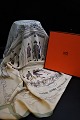 Originalt 
klassisk 
Vintage Hermés 
silketørklæde i 
flotte farver 
med motiver af 
kuske i de ...