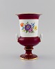 Antik Meissen 
porcelænsvase 
med håndmalede 
blomster. 
Purpur og 
gulddekoration. 
Ca 1900.
Måler: ...