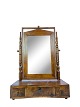 Sminkespejl af 
poleret elm fra 
omkring 
1860erne. 
Spejlet er i 
flot antik 
stand. 
H - 68.5 cm, B 
...