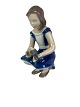 Bing and 
Grøndahl 
porcelain 
figure, Girl 
with pigeon, 
no.: 2340.
13 x 8 cm.

