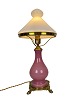 Bordlampe med stel af rosa opaline glas og skærm af hvidt opalline glas, samt fod af messing, af ...
