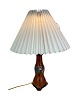 Keramik 
bordlampe med 
orange glasur 
og med 
papirskærm, fra 
1960erne. 
Lampen er med 
...