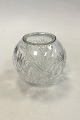 Krystalglas Kugleformet Vase med indsats(Kaviarskål?) og slibninger. Måler 12 cm x  15 cm dia.(4 ...