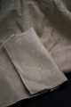 Smukke gamle 
franske 
champagne 
farvet damask 
vævet linned 
servietter + 
dug med 
monogram og ...