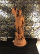 Stor Terracotta 
figur.
Jæger med hund 
 som har skudt 
en ...