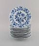 Tolv antikke Meissen Løgmønstret frokosttallerkener i håndmalet porcelæn. Sent 
1800-tallet.

