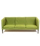 Den 
tre-personers 
sofa, Model AP 
18S, betrukket 
med grønt 
uldstof og med 
ben af mørkt 
træ, blev ...