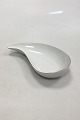 Bing & Grondahl 
White plain 
pattern with 
gold Kidney 
Shaped Bowl No 
39. Measures 19 
cm / 7 31/63 
in.