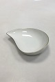 Bing & Grondahl 
White plain 
pattern with 
gold Kidney 
Shaped Bowl No 
38. Measures 
16.5 cm / 6 1/2 
in.