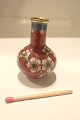 Japansk 
miniature 
cloisonnè vase 
i messing med 
glasdekoration 
med blomstrene 
kirsebærgrene 
og ...