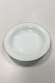 Bing & Grondahl 
White plain 
pattern with 
gold Deep Plate 
No 22. Measures 
21.5 cm / 8 
15/32 in.