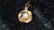 Guld vedhæng med perle i  14 karat guldHøjde med øksne24,18 mmBrede 15,86 mm i diaTjekket ...