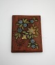 Jie-Keramik, 
Sweden, Relief 
med Blomster. 
Design Aimo. 
Formnr. 995. 
17,5 x 13,5 cm. 
Pris: 175 ...