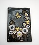 Jie-Keramik, 
Relief med 
Hvide blomster 
og sommerfugl. 
Formnr. 852. 24 
x 16,5 cm. 
Pris: 275 ...