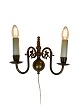 Væglampe af bruneret messing dekoreret med engle fra omkring 1920erne. Lampen er i flot brugt ...