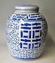 Kinesisk blåmalet låg bojan i porcelæn, 20.årh. Dekoration efter skabelon. Stemplet. H.: 26 cm. ...