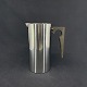Højde 17 cm.
Arne Jacobsen 
tegner 
Cylinda-line i 
1967. Serien 
består først af 
18 dele, men 
...