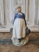 Royal 
Copenhagen 
Figur - 
Bondepige med 
frokost 
No. 815, 1. 
sortering
Højde 22 cm.
Design: ...