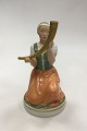 Royal 
Copenhagen 
Figur Pige med 
Guldhorn No 
12242. Måler 22 
cm ( 8 21/32 
in. ). Designet 
af ...