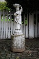 Romantisk gammel fransk patineret sandstensfigur af kvinde der bære en kurv på hovedet. Højde: ...