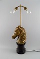 La Maison Charles, Frankrig. Stor hestehoved bordlampe i messing. Midt 1900-tallet.Måler: 60 x ...