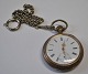 Sølv lommeur 
med kæde, 19. 
årh. Stemplet. 
Dia.: 5,2 cm. 
Med emaljeskive 
og romertal. 
Med ...