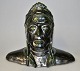 Dansk keramiker (20. årh): Buste af Dante Alighieri. Grøn glaseret buste i rødler. Signeret med ...