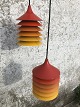 2 røde og orange pendler fra 1960'erne. Højde 20 cm, diameter 15 cm. Enkelte småafslag i ...