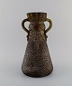 Josef Strnact, 
Østrig. Antik 
art nouveau 
vase med hanke 
i glaseret 
terracotta. 
Håndmalet ...