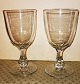 Gamle danske 
glas: To 
vinglas med 
stor kumme. 
Facetteret 
stilk. 
Ligeledes 
facetteret op 
under ...
