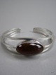 N.E.From 925 S. 
Armring med Rav 
L:5,8 B: 4,8 cm