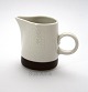 Rørstrand, 
Forma, hvidt 
porcelæn med 
brun kant. 
Designet af 
Olle Alberius. 
Flødekande. 
Højde 8 ...