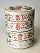 Kinesisk mad container i porcelæn, 19. årh. Famille rose. Sider dekoreret med tegn, sommerfugle ...