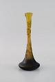 Antik Emile 
Gallé vase i 
gult matteret 
kunstglas med 
grønt overfang 
udskåret i form 
af blomster ...