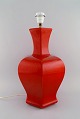 Stor designer bordlampe i rødglaseret keramik. Sent 1900-tallet.Måler: 43 x 28 (eks ...