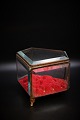 Stort 1800 tals 
fransk 
smykkeskrin i 
bronze , 5 
kantet med 
facetslebne 
glas , 
velourpude i 
...