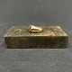 Ringstørrelse 50.Flot klassisk ring i 14 karat guld med en brilliantslebet rød sten sat i ...