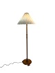 Gulvlampe i valnød med papirskærm, af dansk design fra 1960erne. Lampen er i flot brugt stand. ...