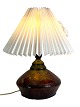Keramik bordlampe i brune farver med papirskærm, af Herman A. Kähler fra 1940erne. Lampen er if ...