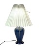 Keramik bordlampe med blå glasur og papir skærm, af Michael Andersen. Lampen er i flot brugt ...