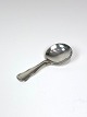 Marmelade spoon 
in sterling 
silver by Georg 
Jensen. 
10 cm.
