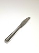 Dinner knife 
with long 
shaft, in 
sterling silver 
by Georg 
Jensen. 
21.7 cm.
