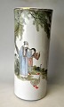 Kinesisk hatstand i håndmalet porcelæn, 20. årh. Cylinderformet. H.: 29 cm. Motiv med ældre og ...