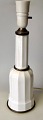 Heiberg lampe i hvidt porcelæn, 20. årh. Med messing. Højde til el montering: 29 cm. 