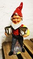 Nisse i bemalet 
keramik  med 
urtepotteskjuler 
under hver arm. 
 I perfekt 
stand. Ingen 
skader ...
