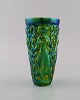 Zsolnay vase in 
glazed ceramics 
modeled with 
women picking 
grapes. 
Beautiful 
luster glasses. 
...